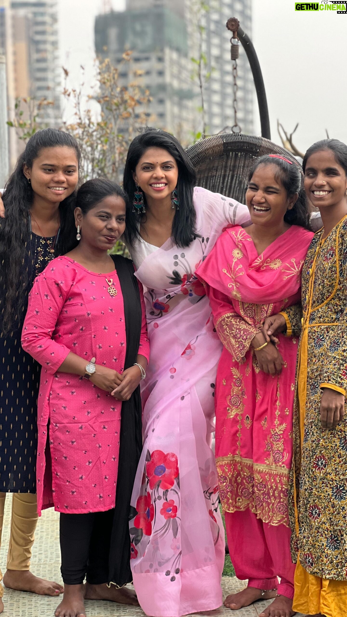 Rutuja Bagwe Instagram - saree painted by these beautiful girls ЁЯл╢ рд╢реНрд░реАрд░рдВрдЧ рдЪреЕрд░реАрдЯреЗрдмрд▓ рдЯреНрд░рд╕реНрдЯ, рдореБрдВрдмрдИ рд╣реА рдЧреЗрд▓реА резрен рд╡рд░реНрд╖рд╛рдкрд╛рд╕реБрди рдХрд▓рд╛ рдХреНрд╖реЗрддреНрд░рд╛рдд рдХрд╛рд░реНрдпрд░рдд рдЖрд╣реЗ. рдХрд▓реЗрдЪреНрдпрд╛ рдорд╛рдзреНрдпрдорд╛рддреВрди рджрд┐рд╡реНрдпрд╛рдВрдЧ рд╡реНрдпрдХреНрддреАрдВрдирд╛ рддреНрдпрд╛рдВрдЪреНрдпрд╛ рдЙрджрд░рдирд┐рд░реНрд╡рд╛рд╣рд╛рдЪреЗ рд╕рд╛рдзрди рдорд┐рд│рд╡реВрди рджреЗрдгреНрдпрд╛рдмрд╛рдмрдд рдХрд╛рд░реНрдп рдХрд░реАрдд рдЖрд╣реЗ. рд╡рд┐рд╢реЗрд╖рддрдГ рджреГрд╖реНрдЯреАрдмрд╛рдзрд┐рдд рд╡реНрдпрдХреНрддреАрдВрдирд╛ рдЪрд┐рддреНрд░рдХрд▓рд╛ рдЖрдгрд┐ рд╣рд╕реНрддрдХрд▓рд╛ рд╢рд┐рдХрд╡реВрди рддреНрдпрд╛рдВрдЪреНрдпрд╛рд╕рд╛рдареА рд╡рд┐рд╢реЗрд╖ тАШрд░рдВрдЧрдЧрдВрдзтАЩ рд░рдВрдЧрд╛рдВрдЪреА рдирд┐рд░реНрдорд┐рддреА рдХреЗрд▓реА рдЖрд╣реЗ. рд░рдВрдЧрд╛рдордзреНрдпреЗ рдЧрдВрдз рдорд┐рд╢реНрд░рд┐рдд рдЕрд╕рд▓реНрдпрд╛рдиреЗ рдЧрдВрдзрд╛рдЪреНрдпрд╛ рд╕рд╛рд╣рд╛рдпреНрдпрд╛рдиреЗ рджреГрд╖реНрдЯреАрдмрд╛рд╣реАрдд рдореБрд▓рдВ рдпрд╛ рд░рдВрдЧрд╛рдЪрд╛ рдпреЛрдЧреНрдп рд╡рд╛рдкрд░ рдХрд░реВрди рддреНрдпрд╛рдВрдЪреНрдпрд╛ рдордирд╛рддреАрд▓ рднрд╛рд╡рдирд╛ рдЪрд┐рддреНрд░рд╛рддреВрди рд╡реНрдпрдХреНрдд рдХрд░реАрдд рдЖрд╣реЗ. рдорд╣рд╛рд░рд╛рд╖реНрдЯреНрд░рд╛рддреАрд▓ рейрелрежреж рдкреЗрдХреНрд╖рд╛ рдЬрд╛рд╕реНрдд рджреГрд╖реНрдЯреАрдмрд╛рдзрд┐рддрд╛рдВрдирд╛ рдпрд╛рдЪрд╛ рд▓рд╛рдн рд╣реЛрдд рдЖрд╣реЗ. рддреНрдпрд╛рдЪрдкреНрд░рдорд╛рдгреЗ рдиреГрддреНрдп, рдЧрд╛рдпрди, рд╕рдВрдЧреАрдд рдЖрдгрд┐ рдирд╛рдЯрдп рдЕрд╢рд╛ рд╡рд┐рд╡рд┐рдз рдХрд▓рд╛рдкреНрд░рдХрд╛рд░рд╛рддреВрди рдорддреАрдордВрдж рд╡ рдЧрддреАрдордВрдж рд╡рд┐рджреНрдпрд╛рд░реНрдереНрдпрд╛рдВрдирд╛ рдХрд▓реЗрдЪреНрдпрд╛ рдереЗрд░рдкреА рджреЗрдКрди рддреНрдпрд╛рддреВрди рддреНрдпрд╛рдВрдЪреНрдпрд╛ рд╕рд░реНрд╡рд╛рдЧрд┐рдг рд╡рд┐рдХрд╛рд╕ рд╣реЛрдд рдЖрд╣реЗ. рдЖрдЬрдЪрд╛ рджрд┐рд╡рд╕ рдЦрд╛рд╕ рдЖрд╣реЗ рдХрд╛рд░рдг рддреНрдпрд╛рдВрдиреА рд░рдВрдЧрд╡рд▓реЗрд▓реА рд╕рд╛рдбреА рдЖрдЬ рдорд▓рд╛ рдиреЗрд╕реВрди рддреНрдпрд╛рдВрдЪреНрдпрд╛ рдпрд╛ рд░рдВрдЧрд╛рддрд▓реНрдпрд╛ рдЕрдВрддрд░рдВрдЧрд╛рдд рдбреЛрдХрд╛рд╡рддрд╛ рдЖрд▓рдВ тАж рдпрд╛ рджреГрд╖реНрдЯрд┐рдмрд╛рдзрд┐рдд рдореБрд▓реАрдВрдиреА рд╕реБрдВрджрд░ рд╕рд╛рдбрдпрд╛ рд░рдВрдЧрд╡рд▓реНрдпрд╛ рдЖрд╣реЗрдд тАж рдЖрдкрдгрд╣реА рдпрд╛ рд╕рдбреНрдпрд╛ рд╡рд┐рдХрдд рдШреЗрдКрди рдпрд╛ рдХреБрдЯреБрдВрдмрд╛рдЪрд╛ рдПрдХ рднрд╛рдЧ рд╣реЛрдК рд╢рдХрддрд╛ тАж рд╕рдВрдкрд░реНрдХ - рд╕реБрдорд┐рдд рдкрд╛рдЯреАрд▓ 8108191759 www.shreerang.org #saree #sareelover #sareelove #handpaintesaree #madewithlove #strongwomen #rutujabagwe