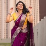 Rutuja Bagwe Instagram - laugh out loud 😃😃😃 saree @bahurupa_ p.c @ashayrtulalwar MUA @riyapanchal.makeupartist #behappy #laugh #peace #saree #sareelove #rutujabagwe