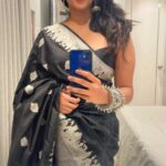 Rutuja Bagwe Instagram - 🖤🎵🎶🖤 saree @sootsparsh v.c @ashayrtulalwar MUA @riyapanchal.makeupartist jewellery @candies_collection #saree #sareelove #blacksaree #réel #reelitfeelit #reelsinstagram #reeitfeelit #rutujabagwe