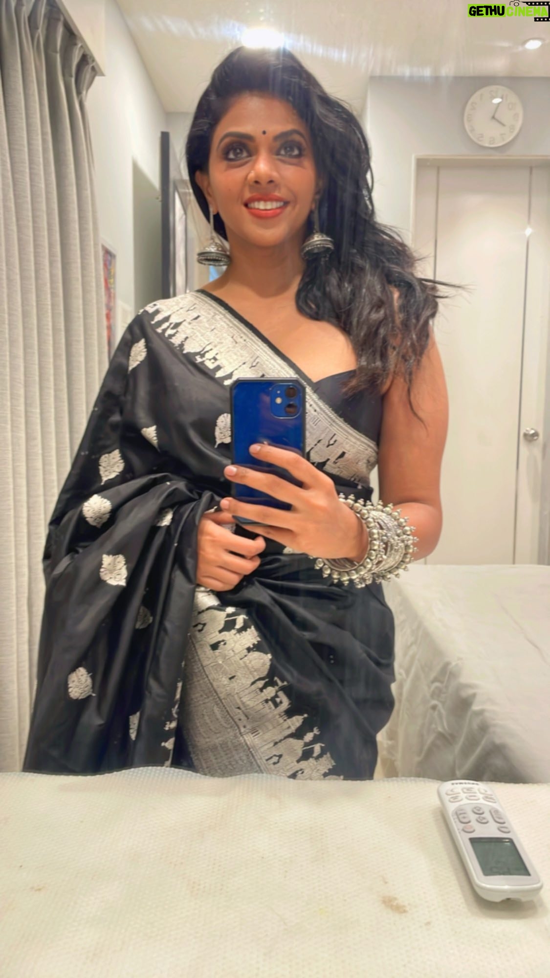 Rutuja Bagwe Instagram - 🖤🎵🎶🖤 saree @sootsparsh v.c @ashayrtulalwar MUA @riyapanchal.makeupartist jewellery @candies_collection #saree #sareelove #blacksaree #réel #reelitfeelit #reelsinstagram #reeitfeelit #rutujabagwe