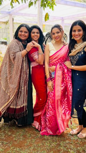 Rutuja Bagwe Instagram - Because we were HAPPY 😃😃 
लाडक्या मित्राच्या लग्नाचा आनंद 😬❤️

v.c आमची @esha__dey 😘

#dance #réel #reelitfeelit #reelsinstagram #happy #dhol #happy #bettertogether #bff #thisisus #friends #rutujabagwe