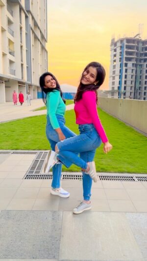 Rutuja Bagwe Instagram - तू   मी   Reel = मज्जा 🤪🤗😘❤️

v.c @anaghaa_atul 💕 

#reels #reelitfeelit #happyme #thisisus #reelsinstagram #friends #timepass #funtime