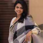 Rutuja Bagwe Instagram - Black🖤&🤍white saree @pratipadaclothingofficial blouse @liiyanna_designs p.c @chandrapal007 @vishakha.in #saree #sareelove #sareelover #blackandwhite #smile #rutujabagwe