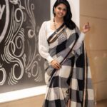 Rutuja Bagwe Instagram - Black🖤&🤍white saree @pratipadaclothingofficial blouse @liiyanna_designs p.c @chandrapal007 @vishakha.in #saree #sareelove #sareelover #blackandwhite #smile #rutujabagwe