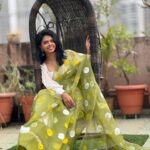 Rutuja Bagwe Instagram - 💚💚💚 श्रीरंग चॅरीटेबल ट्रस्ट, मुंबई ही गेली १७ वर्षापासुन कला क्षेत्रात कार्यरत आहे. कलेच्या माध्यमातून दिव्यांग व्यक्तींना त्यांच्या उदरनिर्वाहाचे साधन मिळवून देण्याबाबत कार्य करीत आहे. विशेषतः दृष्टीबाधित व्यक्तींना चित्रकला आणि हस्तकला शिकवून त्यांच्यासाठी विशेष 'रंगगंध' रंगांची निर्मिती केली आहे. रंगामध्ये गंध मिश्रित असल्याने गंधाच्या साहाय्याने दृष्टीबाहीत मुलं या रंगाचा योग्य वापर करून त्यांच्या मनातील भावना चित्रातून व्यक्त करीत आहे. महाराष्ट्रातील ३५०० पेक्षा जास्त दृष्टीबाधितांना याचा लाभ होत आहे. त्याचप्रमाणे नृत्य, गायन, संगीत आणि नाटय अशा विविध कलाप्रकारातून मतीमंद व गतीमंद विद्यार्थ्यांना कलेच्या थेरपी देऊन त्यातून त्यांच्या सर्वागिण विकास होत आहे. आजचा दिवस खास आहे कारण त्यांनी रंगवलेली साडी आज मला नेसून त्यांच्या या रंगातल्या अंतरंगात डोकावता आलं … या दृष्टिबाधित मुलींनी सुंदर साडया रंगवल्या आहेत … आपणही या सड्या विकत घेऊन या कुटुंबाचा एक भाग होऊ शकता … संपर्क - सुमित पाटील 8108191759 www.shreerang.org