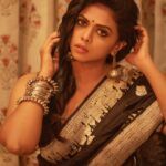 Rutuja Bagwe Instagram – नैणा ठग लेंगे 👀

Saree @sootsparsh 
MUA @riyapanchal.makeupartist 
P.c @ashayrtulalwar 
Jewellery @candies_collection 

#saree #sareelove #sareelover #black #eyes #bold #beauty #swag #rutujabagwe