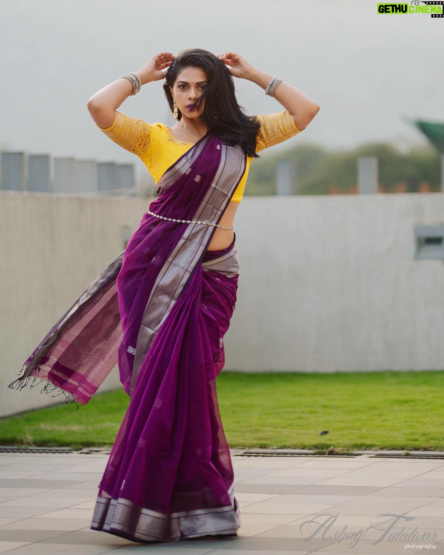 Rutuja Bagwe Instagram - I don’t have to be perfect, I just have to be me 💜 saree @bahurupa_ p.c @ashayrtulalwar MUA @riyapanchal.makeupartist blouse @liiyanna_designs #saree #sareelove #beyourself #rutujabagwe #magiclight #sareelover