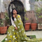 Rutuja Bagwe Instagram - 💚💚💚 श्रीरंग चॅरीटेबल ट्रस्ट, मुंबई ही गेली १७ वर्षापासुन कला क्षेत्रात कार्यरत आहे. कलेच्या माध्यमातून दिव्यांग व्यक्तींना त्यांच्या उदरनिर्वाहाचे साधन मिळवून देण्याबाबत कार्य करीत आहे. विशेषतः दृष्टीबाधित व्यक्तींना चित्रकला आणि हस्तकला शिकवून त्यांच्यासाठी विशेष 'रंगगंध' रंगांची निर्मिती केली आहे. रंगामध्ये गंध मिश्रित असल्याने गंधाच्या साहाय्याने दृष्टीबाहीत मुलं या रंगाचा योग्य वापर करून त्यांच्या मनातील भावना चित्रातून व्यक्त करीत आहे. महाराष्ट्रातील ३५०० पेक्षा जास्त दृष्टीबाधितांना याचा लाभ होत आहे. त्याचप्रमाणे नृत्य, गायन, संगीत आणि नाटय अशा विविध कलाप्रकारातून मतीमंद व गतीमंद विद्यार्थ्यांना कलेच्या थेरपी देऊन त्यातून त्यांच्या सर्वागिण विकास होत आहे. आजचा दिवस खास आहे कारण त्यांनी रंगवलेली साडी आज मला नेसून त्यांच्या या रंगातल्या अंतरंगात डोकावता आलं … या दृष्टिबाधित मुलींनी सुंदर साडया रंगवल्या आहेत … आपणही या सड्या विकत घेऊन या कुटुंबाचा एक भाग होऊ शकता … संपर्क - सुमित पाटील 8108191759 www.shreerang.org