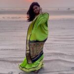 Rutuja Bagwe Instagram - Vitamin SEA 🌊🌊🌊 & Sunset ☀️ my favourite combination 🥰 #sea #sunset #magiclight #saree #sareelove #happyme #peaceofmind #enjoylife #calm #peaceful #peace #rutujabagwe