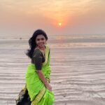 Rutuja Bagwe Instagram - समुद्रवेडी 🌊🌊🌊 #beach #sunset #event #saree #happyme #magiclight #rutujabagwe