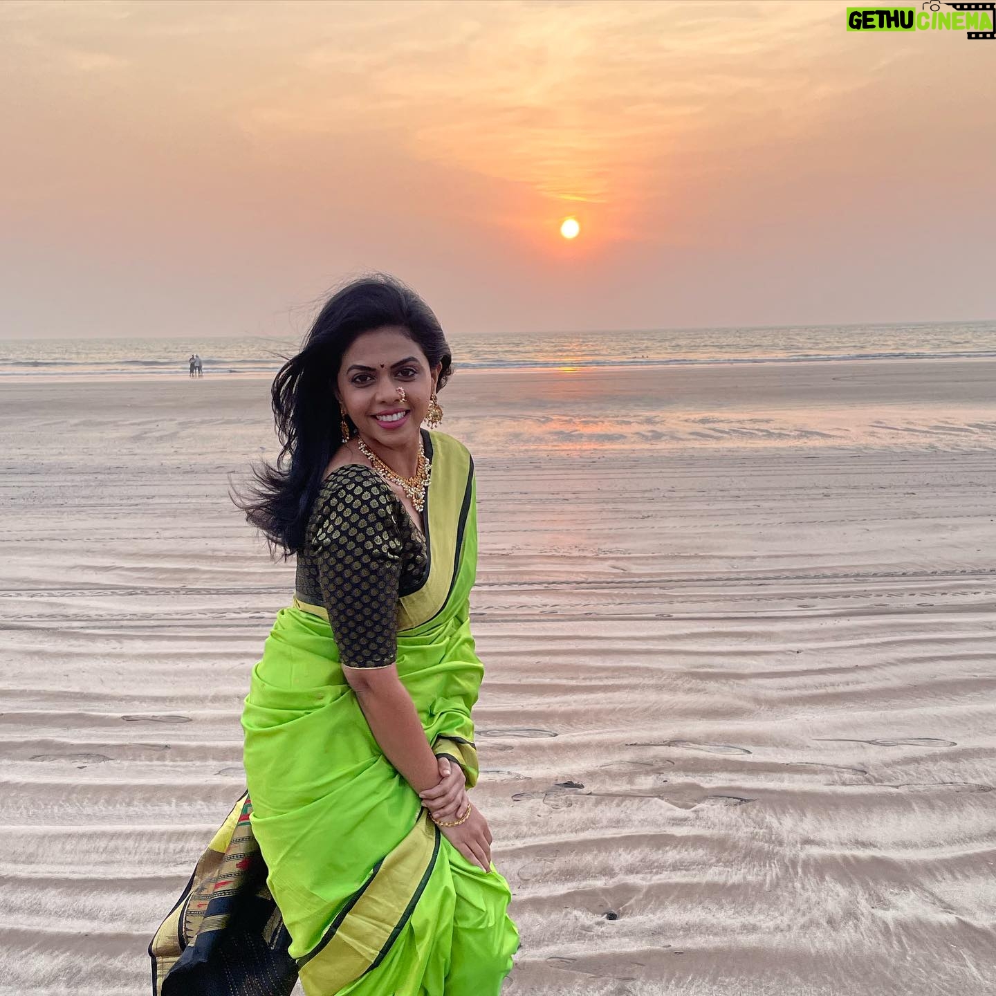 Rutuja Bagwe - 5.6K Likes - समुद्रवेडी 🌊🌊🌊
#beach #sunset #event #saree #happyme #magiclight #rutujabagwe