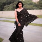Rutuja Bagwe Instagram – Be ‘YOU’nique 🖤

saree @bahurupa_ 
p.c @miss_canon_21 

#saree #black #favourite #beyou #rutujabagwe #sareelove #sareefashion #sareelovers