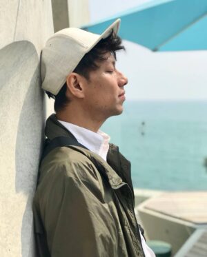 Ruzana Ibrahim Instagram - A gem, Gone too soon. If there's one thing tht eases the heart n mind is knowing the fact tht u were chosen to return to Him on the Holy month of Ramadhan. A passing to be envied indeed, Allahuakhabar ❤️

Emmy Agung. Oh Emmy.. Where do I begin? Truly, a class of his own. One of Malaysia's renowned makeup artiste yet the humblest n sincerest of them all. To see n be around u was such a joy n something I looked forward to every single time. Always so calm, with a smile on ur face, always with a story to share which we would always end up in laughter. Born on the same month as I, no wonder we connected well. Your talent, passion, enthusiasm, creativity, vision, artistry, kindness, humility n sincerity in what u do is like NO other. Demi Allah, u were different dan Keikhlasan u tu yg membuatkan I tertarik dgn u dan buat ramai org sayang dekat u. I knew in my heart, u were someone I could keep close. Above all, u were REAL. We had conversations bout travelings n exploring the world. You were the most excited bout my dream n ideas of having a beach wedding which eventually turned into a reality. U came all the way to Cherating, offered n gave me one of the best gifts a girl could ask for. Did ur magic, even took care of me on tht day n made sure I looked n felt my best. Forever thankful I am for tht. Got a call from u n Ardi one morning to fill in an emergency collaboration. Only u could've convince me to do such a Crazy last minute thing. True enough, next thing I knew, I was on board. Coming on set all clueless, u n @rd.idewani.zaini walked me through the process n I understood u completely. We talked about how the eyes are the windows to our souls. You played ur music playlist so i could resonate such melancholia, in the name or art. A beautiful experience, which I will cherish forever. Sayu hati.. Thank u for all tht u gave n for all that u are. You were indeed Magic ✨

Semoga Allah mengampuni, melindungi u dgn kecintaanNya serta ditempatkan di Syurga Firdaus bersama yg beriman. May we meet again in the afterlife, in sya Allah. 

Al fatihah buat Yusshaimi bin Mohamed Yunus. I love u so much My Dear Emmy. You are cherished n you will be deeply..terribly missed 🌹