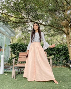 Ruzana Ibrahim Instagram - In general, I RARELY take ootd shots or even pointless photos of myself and post em up on social media, UNLESS it's for work, or when traveling or when I personally find a certain place/view.. worthy/picturesque enough for a photo.

However, for this look, I thought of giving credit to @farishaz ❤️ for styling me up and making me look and feel so ayu disebalik watak Angah yg flamboyant tu 😌

📷 : @farishaz

#hawaseries
@infinitusfilmsmy