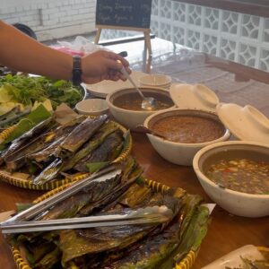 Ruzana Ibrahim Instagram - We decided to go for lunch at @warongpokya today and boyyyy was it delicious! It’s located in the heart of KL, in Kampung Baru so it’s easily accessible. Nasi campur with a lot of Terengganu flavours that just makes you go “Oooohhh!”
.
If you’re in KL please go check it out and give it a try. Sedap gilerrrr!!! #makankualalumpur