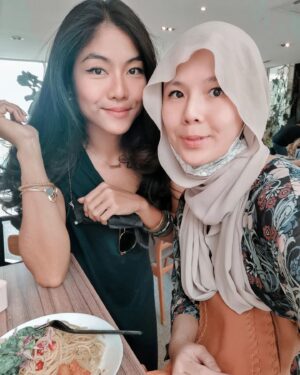 Ruzana Ibrahim Instagram - So my sister said I never post our picture together alololo. I mean, I rarely post stuff up nway ayee. Siapa suruh hang tak duduk serumah dah 🙄🤪 lapchuuuu bebeh. I present to you, my ex partner in crime 🙊😗🤗