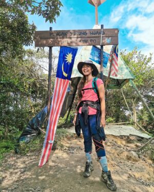 Ruzana Ibrahim Instagram - It is not the mountain we conquer, but ourselves. No matter the challenges and hurdles in life, Smile. It's free therapy. 😌

Selamat Hari Malaysia Tanah Airku 🇲🇾

#selamatharimalaysia #ruzanatravels #hiking #hikingadventures #hikingmalaysia #kelabjbk #malaysiatanahairku #sayaanakmalaysia