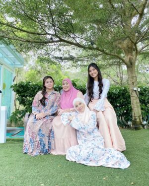 Ruzana Ibrahim Instagram - Berakhir sudah Drama Hawa ❤️ Thank you kepada yg setia menonton dan bersama kami sepanjang tayangan di Astro Ria dan juga Sooka. Harap semua terhibur and had fun watching our lil family antics yang berbeza character dan personality and our daily dramas as much as we had fun making it. Not your typical average lovey dovey cintan cintun boy meets girl and falls in love tapi Banyak pengajaran dan ikhtibar yang boleh diambil tentang kekeluargaan serta isu dalaman dan luaran yg sangat relatable dan relevant which comes in handy in handling certain life issues 😆

Terima kasih pada @infinitusfilmsmy atas peluang ini and especially @thumbsuhaimi our most fun loving talented director penghibur hati semua di set atas kepercayaan dan direction sepanjang penggambaran. Loved the natural chemistry yg wujud di antara keluarga Hawa and I think all casts involved did a good job bringing their characters out to life :) Terima kasih juga pada pihak produksi, abg2 teknikal / crew, creative team, makeup and wardrobe for being very professional dan menyenangkan keadaan and for the teamwork tht was given throughout such challenging times.

I had fun playing her 🤭 Once again, thanks for the support guys! Angah signing out 😘

p/s : kalau siapa yg miss tgk Hawa, masih boleh layari di aplikasi SOOKA ;) 

🎬  HAWA 
📺  10 MALAM DI ASTRO RIA ATAU STRIM SAJA DI ASTRO GO / ULTRA BOX!

Arahan: @thumbsuhaimi
Penerbit: @infinitusfilmsmy

@bambam_studios

Lakonan:
@nadnisaa
@ruzanaibrahim
@belladowanna_halim
@hamidahwahab56
@donnamuslim
@akmaabdullah
@shahfarisz 
dan ramai lagi…

#Hawa #DramaHawa #Megadrama #DramaBergandaGanda #SetiapRumahAdaKisah #AstroGo #UltraBox