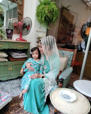 Ruzana Ibrahim Instagram - Bismillahimasyaallah. 

Found something to match with my ocean & sky. Everything vintage (almost) in honor of nenek & mama. Al fatihah 🩵