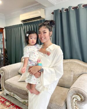 Ruzana Ibrahim Instagram - Bismillahimasyaallah, Salam Syawal from Me and My Little Heavenly Sky and Ocean ✨

Missing her pops in the picture. Mohon Maaf Zahir Dan Batin dari kami bertiga. 🤍