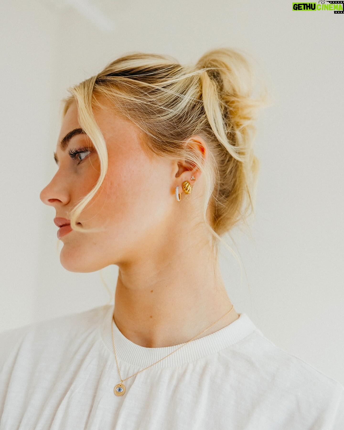 Rylee Arnold Instagram - @davidyurman The perfect gift to celebrate your achievements this year. Check out the David Yurman Cable collection at the link in my stories! #DYCable #DYPartner #DYGraduation