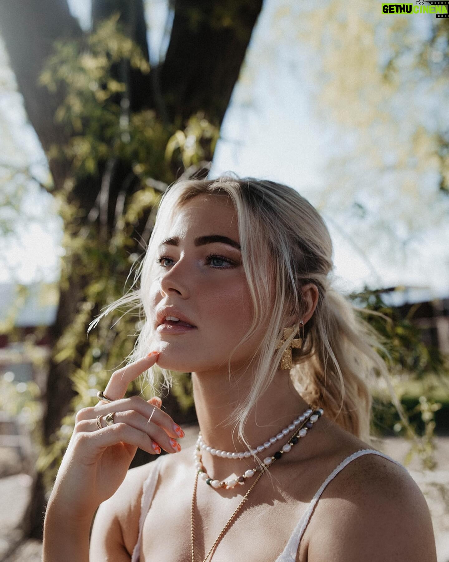 Rylee Arnold Instagram - Living my cowgirl dreams β¨π«ΆπΌπ€ π±π»ββοΈ