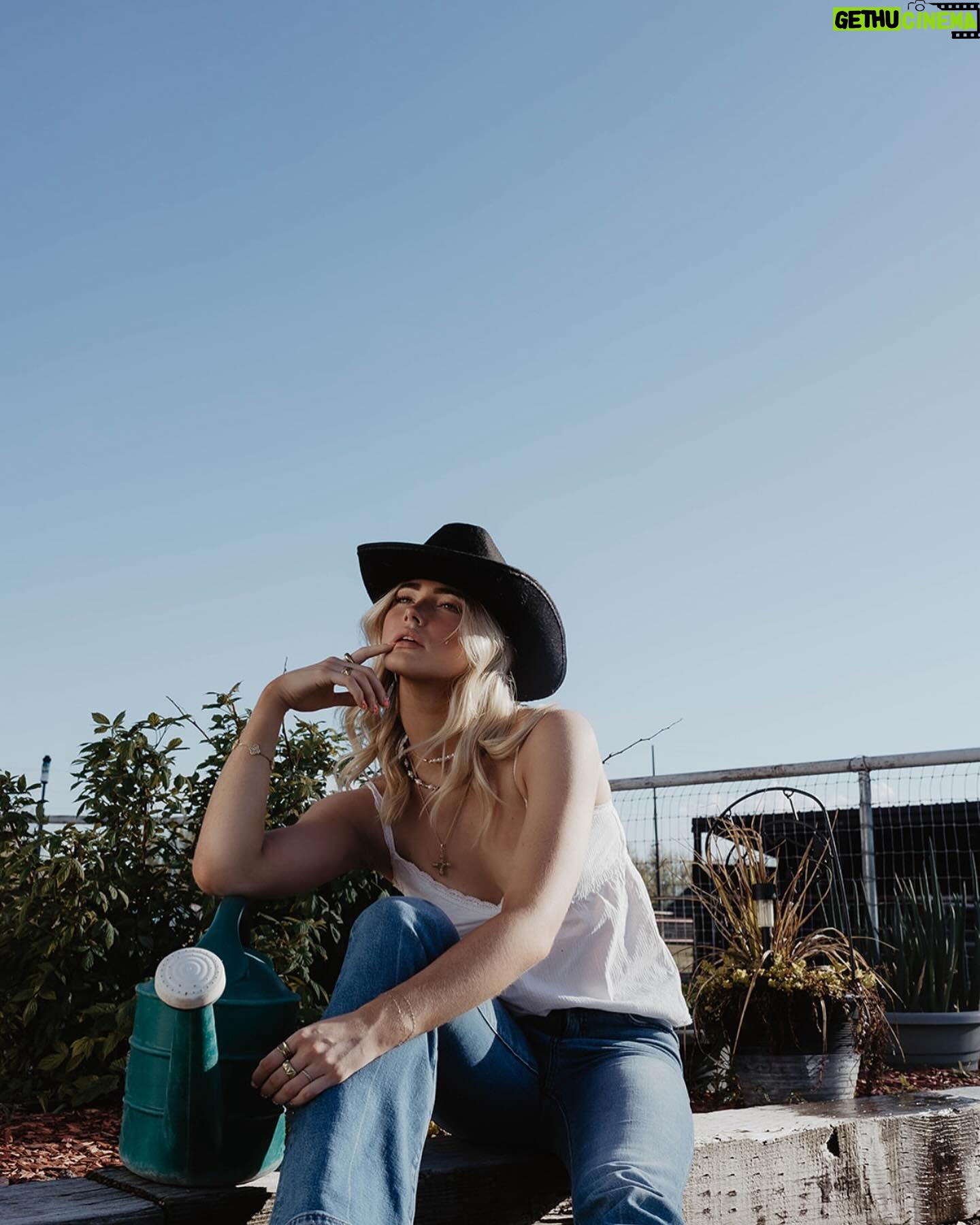 Rylee Arnold Instagram - Living my cowgirl dreams β¨π«ΆπΌπ€ π±π»ββοΈ