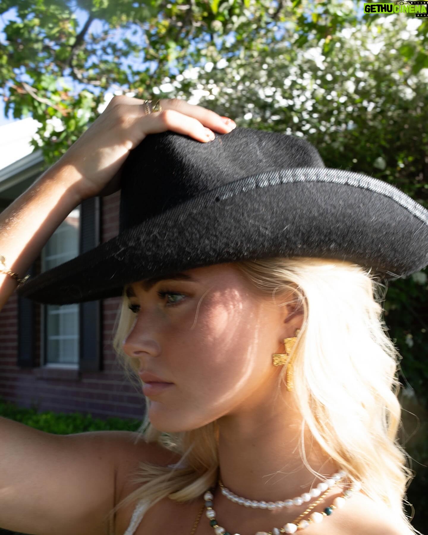 Rylee Arnold Instagram - Living my cowgirl dreams β¨π«ΆπΌπ€ π±π»ββοΈ