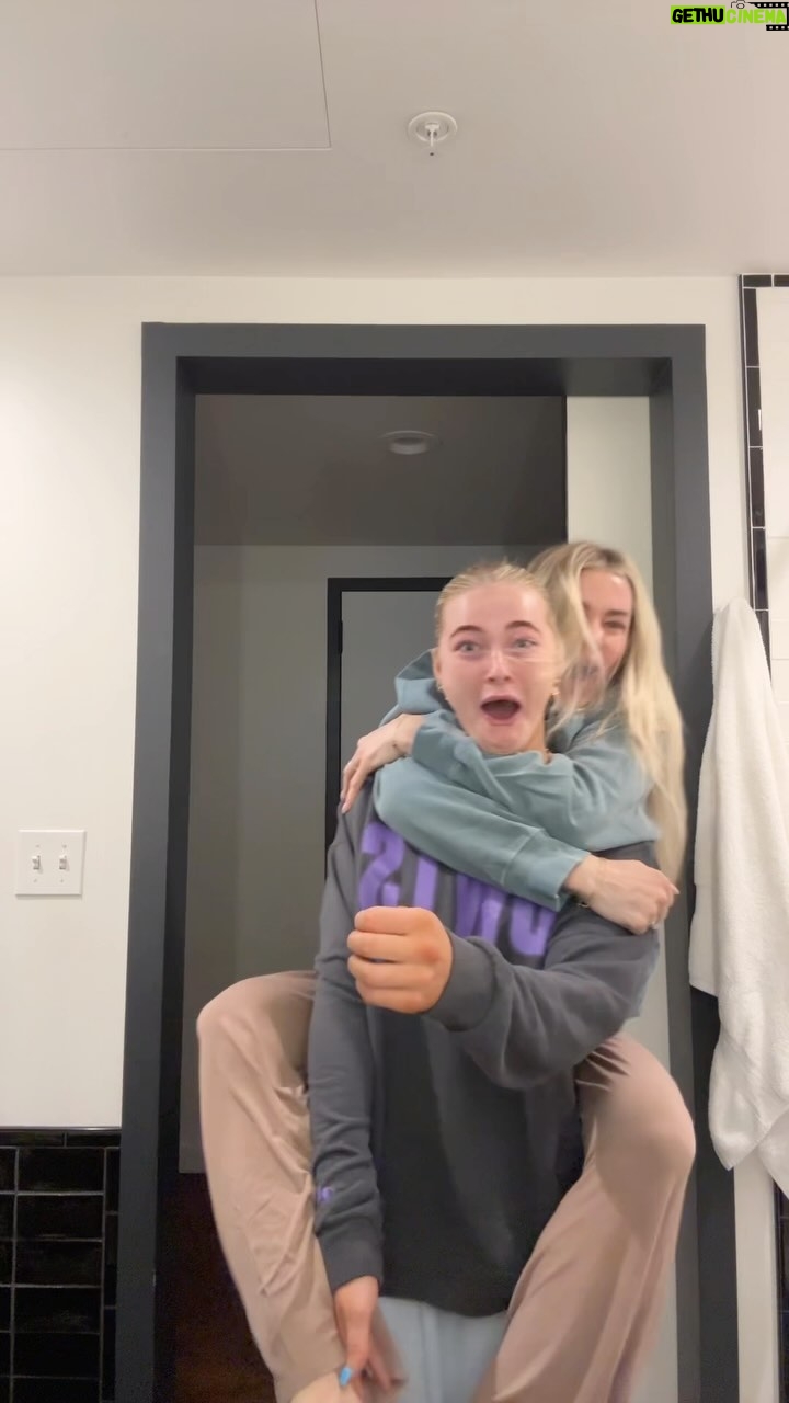 Rylee Arnold Instagram - @lindsarnold came to visit me on tour and it was the best day ever๐ฅน๐ซถ๐ผ this video kills me ๐๐๐