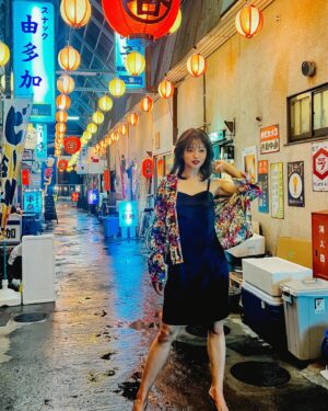 Ryoko Kobayashi Instagram - .
やさぐれ展子📸

「ハヤブサ消防団」
ご視聴いただきありがとうございました。
1人の人として
困難と向き合いながらも
必死で自分の人生を生きた展子
辛い思いをした分優しく美しい女性でした。

ロケ地は遠く真夏の炎天下で
過酷な撮影だったけれど
いつも愉快に
そして、真摯に向き合っていた
スタッフさんや、
写真ばかりで中々お会いできないのに、
あたたかく迎えてくださったキャストの皆さんと一緒に
この作品に携われた事を嬉しく思います。

皆さま
ありがとうございました🙇‍♀️💜💜

#ハヤブサ消防団 #謎の女 #聖母