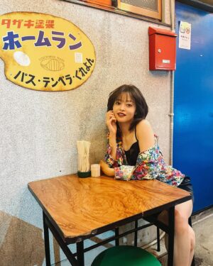 Ryoko Kobayashi Instagram - .
やさぐれ展子📸

「ハヤブサ消防団」
ご視聴いただきありがとうございました。
1人の人として
困難と向き合いながらも
必死で自分の人生を生きた展子
辛い思いをした分優しく美しい女性でした。

ロケ地は遠く真夏の炎天下で
過酷な撮影だったけれど
いつも愉快に
そして、真摯に向き合っていた
スタッフさんや、
写真ばかりで中々お会いできないのに、
あたたかく迎えてくださったキャストの皆さんと一緒に
この作品に携われた事を嬉しく思います。

皆さま
ありがとうございました🙇‍♀️💜💜

#ハヤブサ消防団 #謎の女 #聖母