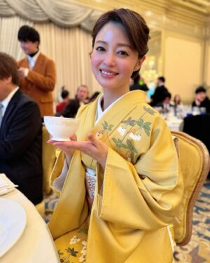 Ryoko Kobayashi Instagram - .
営業部長を務めている
ユーソナーさんの新年会へ。

社員の皆さんのダンス、ライブ、ピアノ演奏にサークル紹介！
本気でとっても楽しんでいる姿に
私もノリノリいぇいぇいと
一緒に楽しませていただきました！
お招き頂き、ありがとうございます🤗

祖母のいた頃
新年は着物を着ていたけれど
ここ数年は着られなかったので
久々にお着物を着て、華やかな気持ち♡

今年もがんばるぞー🕊️

@usonar_recruit