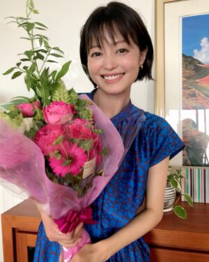 Ryoko Kobayashi Instagram - .
腕びょーん！
💐
ドラマ「王様に捧ぐ薬指」
最終回まで見守ってくださった皆様、
改めてご視聴ありがとうございました💐
東郷の結婚に心配し
恋を見守り
幸せになってくれと応援した小夜ちゃん。
いつもケタケタ笑い明るくて
演じていてもとても楽しい女の子でした。

最後になりましたが…
撮影を共にしたスタッフ、キャストの皆さま
本当にお疲れさまでした💐💓

#王様に捧ぐ薬指 #王ささ #胸きゅん #撮影終了