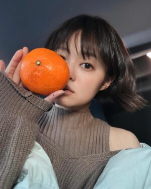 Ryoko Kobayashi Instagram - .
お友達から届いた、紅まどんな〜🍊
大きくて、おうまし〜🍊🍊🍊

クリスマスもドタバタ仕事に追われ、ようやく帰ったら…
父がフルーツタルトを作って待っててくれたので、
私が作ったみたいに載せておきます📸
女子力高い？🥺

みんなは、どんなクリスマスを過ごした？

#クリスマス #紅まどんな  #みかん