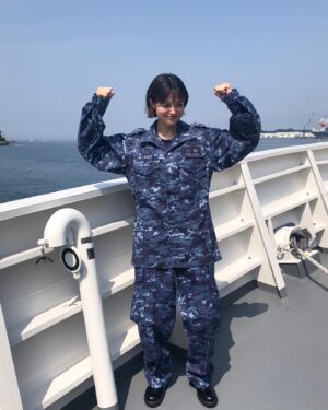 Ryoko Kobayashi Instagram - .
ダブル敬礼
🫡

特務艇『はしだて』という
普段、入れない場所で
なんとも贅沢な撮影📷

以前ご一緒した編集さんと再会でき
「小林」名札まで作っていただいて
ウキウキ〜🙌🏻

自衛隊の方にもシェフやスイーツ担当の方も
いらっしゃるなんて…びっくりでした🫢

MAMOR最新号（2023年9月号）
是非ご覧くださいませー♡

#防衛省 #mamor #特務艇はしだて #海上自衛隊