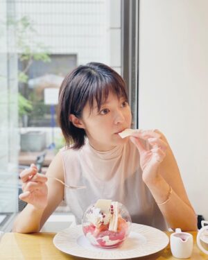 Ryoko Kobayashi Instagram - .
ぱくぱくぱーく。

今日お会いする皆さんに
「聖母アビゲイル怖いです」って
言われてしまうので
せめて盛れた写真を！🍰

少し前にJ-WAVEのラジオで
ご紹介させていただいたご縁を
なかのさんが結んでくださって
ヨックモック青山本店
ブルーブリックラウンジでスィ会🥰
ありが糖ございました💓

@saitomasanori さん
@yorosweets

あ！明日2023年9月9日は午後4時〜5時15分
テレビ愛知開局40周年記念ドラマ
「秀吉、スタートアップ企業で働く」放送です！

テレビ東京系列6局ネットで放送
テレビ愛知・テレビ東京
テレビ大阪・テレビ北海道
テレビせとうち・TVQ 九州放送

ぜひご覧くださいませ！
#秀吉働く