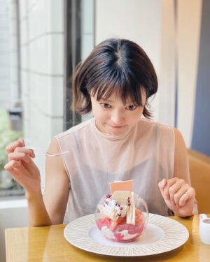 Ryoko Kobayashi Instagram - .
ぱくぱくぱーく。

今日お会いする皆さんに
「聖母アビゲイル怖いです」って
言われてしまうので
せめて盛れた写真を！🍰

少し前にJ-WAVEのラジオで
ご紹介させていただいたご縁を
なかのさんが結んでくださって
ヨックモック青山本店
ブルーブリックラウンジでスィ会🥰
ありが糖ございました💓

@saitomasanori さん
@yorosweets

あ！明日2023年9月9日は午後4時〜5時15分
テレビ愛知開局40周年記念ドラマ
「秀吉、スタートアップ企業で働く」放送です！

テレビ東京系列6局ネットで放送
テレビ愛知・テレビ東京
テレビ大阪・テレビ北海道
テレビせとうち・TVQ 九州放送

ぜひご覧くださいませ！
#秀吉働く