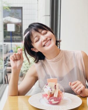 Ryoko Kobayashi Instagram - .
ぱくぱくぱーく。

今日お会いする皆さんに
「聖母アビゲイル怖いです」って
言われてしまうので
せめて盛れた写真を！🍰

少し前にJ-WAVEのラジオで
ご紹介させていただいたご縁を
なかのさんが結んでくださって
ヨックモック青山本店
ブルーブリックラウンジでスィ会🥰
ありが糖ございました💓

@saitomasanori さん
@yorosweets

あ！明日2023年9月9日は午後4時〜5時15分
テレビ愛知開局40周年記念ドラマ
「秀吉、スタートアップ企業で働く」放送です！

テレビ東京系列6局ネットで放送
テレビ愛知・テレビ東京
テレビ大阪・テレビ北海道
テレビせとうち・TVQ 九州放送

ぜひご覧くださいませ！
#秀吉働く