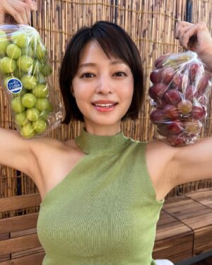 Ryoko Kobayashi Instagram - .
シャインなマスカットゥ〜🍇
嬉しすぎて真顔😂

昨年に引き続き、今年も父のお友達から
ブドウの差し入れをいただきました✨
1粒が目より大きい！👀
甘くて、おいしくて…また食べたくてたまらない…
恋焦がれておりました。

ここ数日はとんでもなくドタバタしていて
悔しかったり嬉しかったりヒイヒイしていたから
最高のご褒美でした〜♡

明日は大きなお知らせ📢
そして、今週はハヤブサ消防団も♡
モリモリ働いておりますので、
頑張ってチェックしてみてくださいませ！

#シャインマスカット #サイズ感 
#真顔 #ポーズのクセ　#クインニーナ #ゴルビー