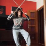 Sónia Tavares Instagram – Não deixem de botar cruzinha hoje. 
Até este Sid Vicious de Alcobaça vai exercer o seu direito e dever de voto.  Votem em quem votarem, não deixem de levar em conta quem realmente sofre e sua as estopinhas. 
Não vão de pantufas. 
Para quem tiver curiosidade, são uns brincos novos que comprei na moda Lisboa 
@cristiano sei que te vou fazer falta em junho 🥲
#xutos