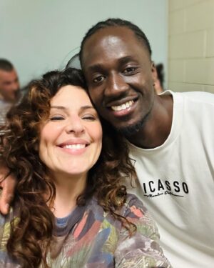 Sónia Tavares Instagram - Acho que o @ederlopesoficial devia ter passe vitalício nos transportes, comer nos restaurante à borla para sempre e, gaz, luz e água gratuitos. E azeite. Porque nunca lhe vamos conseguir agradecer devidamente a alegria transversal e absoluta que deu ao país. E arredores.Hoje é Domingo de  Ramos. Pensem nisso☝️
 E 🦭- CA  OI  O ÉDER 🧀-IJO
OS 🔥-GO   DEU

#desconfia