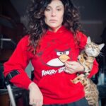 Sónia Tavares Instagram - A fotografia possível, após uma brava e esclarecedora sessão de fisioterapia. Fiquei a saber que tenho a massa muscular de um leão-marinho marinho recém-nascido (como é que andei iludida estes anos todos😏) e que seria mais fácil a preparação para os concertos antes da cirurgia, se, pelo menos, um músculozinho tivesse alguma vez experienciado mais qualquer coisa do que só carregar comigo. O Lúcio 😾 foi para embelezar o post. Adorou.