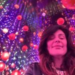 Sónia Tavares Instagram - Com o maior dos orgulhos, ou melhor, a desmaiar de orgulho, aceitei, juntamente com a querida @cucaroseta ,o convite para ser embaixadora de um novo e ambicioso projeto, dedicado à diva das divas, a grande e única, Amália Rodrigues. O museu @ahamalia.experience em Lisboa, é um espaço dedicado inteiramente à vida e obra da artista, e numa experiência verdadeiramente imersiva , o público tem a oportunidade de conhecer e apreciar em detalhe, a mulher que nos deixou um legado maior, e de igual forma entender a dimensão mundial e o impacto que teve, além fronteiras. Aqui, esta Amália de mil rostos, diva e musa intemporal, cheira a cerejas e canta segredos. 🍒 A abertura ao público é já amanhã, 1 de Maio, para filhos, netos, pais e avós. Convidem os amigos e telefonem à vossa prima, porque é uma viagem maravilhosa e muito comovente. ✨ Toda a informação em @ahamalia.experience . . . @fundacaoamalia #ahamalia #immersiveexperience #ahamalialivingexperience #experienciaimersiva #portuguesemusic #fado #amaliarodrigues