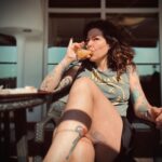 Sónia Tavares Instagram - Nasseu-me há um par de anos uma costela inglesa (🥩) de modo que, sou imediatamente obrigada a arrepanhar os calções e a tshirt à camóne até onde a decência me permite, sempre que o sol dá o ar da sua graça, esteja eu onde estiver. O chato, é que fiquei com a cintura mais larga 😎
