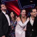 Sónia Tavares Instagram – E assim foi, a minha aventura no @thevoiceportugal 
Foram meses intensos de trabalho e emocionalmente foi um carrossel, mas não podia levar melhores memórias. Nem melhores pessoas. 
Em género de discurso de Óscar, mas sem o bacano, queria deixar o meu agradecimento a todos os que tiveram de levar comigo.  Obrigada à equipa da @shineiberia (incansável) por darem o coiro e o cabelo desde o início e a cada gala, chega a ser bíblico 🙌 pela confiança nesta esquisitóide, sempre em nome da boa música. (Esta gente trabalha que nem mouros, heim?) Obrigada ao meu amigalhaço de sempre, Fernando Martins, sempre disposto a satisfazer os meu caprichos musicais; sem ele, não havia cançonetas para ninguém. 
Obrigada aos meus colegas, @saracorreiafado @fernandodaniel @antonio.zambujo  por serem da melhor rapaziada com que me podia cruzar.  Eu, que nem me apetecia nada fazer mais amigos, agora sou obrigada a ter saudades destes  queridos do coração 🤬 
A minha eterna reverência e amizade à minha rainha @catarinafurtadooficial e um beijo à minha mais nova @catarinabmaia por me encantaram
 com as suas mesuras e carinho 
  Obrigada às enormes @cristinagomes.makeup e @helenavazpereira por conseguirem sempre transformar esta gata borralheira mal amanhada, em abóbora menina, com uma paciência de Job. 
Obrigada aos meus meninos todos pela entrega e um abracinho especial ao meu @man_tunes , que me oferecerá um camarote no altice arena daqui a uns anos, quando o esgotar. 
Os meus parabéns e admiração àquele que sabe mesmo andar nisto (nisto, da vida) o gigante @antonio.zambujo e ao seu querido Zé Pedro Bacelar 🙌✨ 
O meu agradecimento eterno à incrível Maria João, por ter aceite o meu convite e estar connosco na final 
E finalmente, o meu muito obrigada a todos vocês, que nos apoiaram durante este tempo todo. 
Se fomos a ver, também fiz tudo à minha maneira 🥹Fui livre e feliz! 
Viva a música ❤️