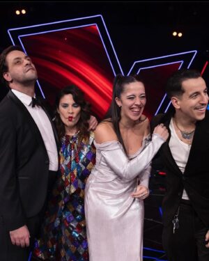 Sónia Tavares Instagram - E assim foi, a minha aventura no @thevoiceportugal 
Foram meses intensos de trabalho e emocionalmente foi um carrossel, mas não podia levar melhores memórias. Nem melhores pessoas. 
Em género de discurso de Óscar, mas sem o bacano, queria deixar o meu agradecimento a todos os que tiveram de levar comigo.  Obrigada à equipa da @shineiberia (incansável) por darem o coiro e o cabelo desde o início e a cada gala, chega a ser bíblico 🙌 pela confiança nesta esquisitóide, sempre em nome da boa música. (Esta gente trabalha que nem mouros, heim?) Obrigada ao meu amigalhaço de sempre, Fernando Martins, sempre disposto a satisfazer os meu caprichos musicais; sem ele, não havia cançonetas para ninguém. 
Obrigada aos meus colegas, @saracorreiafado @fernandodaniel @antonio.zambujo  por serem da melhor rapaziada com que me podia cruzar.  Eu, que nem me apetecia nada fazer mais amigos, agora sou obrigada a ter saudades destes  queridos do coração 🤬 
A minha eterna reverência e amizade à minha rainha @catarinafurtadooficial e um beijo à minha mais nova @catarinabmaia por me encantaram
 com as suas mesuras e carinho 
  Obrigada às enormes @cristinagomes.makeup e @helenavazpereira por conseguirem sempre transformar esta gata borralheira mal amanhada, em abóbora menina, com uma paciência de Job. 
Obrigada aos meus meninos todos pela entrega e um abracinho especial ao meu @man_tunes , que me oferecerá um camarote no altice arena daqui a uns anos, quando o esgotar. 
Os meus parabéns e admiração àquele que sabe mesmo andar nisto (nisto, da vida) o gigante @antonio.zambujo e ao seu querido Zé Pedro Bacelar 🙌✨ 
O meu agradecimento eterno à incrível Maria João, por ter aceite o meu convite e estar connosco na final 
E finalmente, o meu muito obrigada a todos vocês, que nos apoiaram durante este tempo todo. 
Se fomos a ver, também fiz tudo à minha maneira 🥹Fui livre e feliz! 
Viva a música ❤️