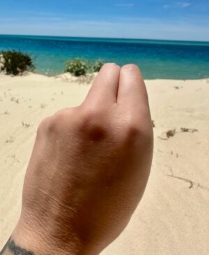 Sónia Tavares Instagram - Fui ao mar colher cordões e no mar cordões colhi. 
 🌊
Deslize para a esquerda com o dedo indicador,  para ver a outra fotografia, que eu postei, no seguimento da primeira, que somadas dão origem a esta graçola que tentei fazer, ignorando a legenda, que foi aleatória. Obrigada e desculpe las moléstias.