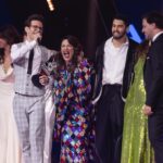Sónia Tavares Instagram – E assim foi, a minha aventura no @thevoiceportugal 
Foram meses intensos de trabalho e emocionalmente foi um carrossel, mas não podia levar melhores memórias. Nem melhores pessoas. 
Em género de discurso de Óscar, mas sem o bacano, queria deixar o meu agradecimento a todos os que tiveram de levar comigo.  Obrigada à equipa da @shineiberia (incansável) por darem o coiro e o cabelo desde o início e a cada gala, chega a ser bíblico 🙌 pela confiança nesta esquisitóide, sempre em nome da boa música. (Esta gente trabalha que nem mouros, heim?) Obrigada ao meu amigalhaço de sempre, Fernando Martins, sempre disposto a satisfazer os meu caprichos musicais; sem ele, não havia cançonetas para ninguém. 
Obrigada aos meus colegas, @saracorreiafado @fernandodaniel @antonio.zambujo  por serem da melhor rapaziada com que me podia cruzar.  Eu, que nem me apetecia nada fazer mais amigos, agora sou obrigada a ter saudades destes  queridos do coração 🤬 
A minha eterna reverência e amizade à minha rainha @catarinafurtadooficial e um beijo à minha mais nova @catarinabmaia por me encantaram
 com as suas mesuras e carinho 
  Obrigada às enormes @cristinagomes.makeup e @helenavazpereira por conseguirem sempre transformar esta gata borralheira mal amanhada, em abóbora menina, com uma paciência de Job. 
Obrigada aos meus meninos todos pela entrega e um abracinho especial ao meu @man_tunes , que me oferecerá um camarote no altice arena daqui a uns anos, quando o esgotar. 
Os meus parabéns e admiração àquele que sabe mesmo andar nisto (nisto, da vida) o gigante @antonio.zambujo e ao seu querido Zé Pedro Bacelar 🙌✨ 
O meu agradecimento eterno à incrível Maria João, por ter aceite o meu convite e estar connosco na final 
E finalmente, o meu muito obrigada a todos vocês, que nos apoiaram durante este tempo todo. 
Se fomos a ver, também fiz tudo à minha maneira 🥹Fui livre e feliz! 
Viva a música ❤️