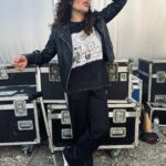 Sónia Tavares Instagram - Comunicado ao excelentíssimo público : antes de gastar dinheiro numa Tshirt que diga “𝒕𝒆𝒏𝒉𝒐 𝒖𝒎𝒂 𝒓𝒐𝒕𝒖𝒓𝒂 𝒅𝒆 𝒍𝒊𝒈𝒂𝒎𝒆𝒎𝒕𝒐𝒔 𝒏𝒐 𝒋𝒐𝒆𝒍𝒉𝒐“ venho por este meio comunicar-vos que, efectivamente, tenho uma rotura de ligamentos no joelho 😎 é uma rotura total do ligamento cruzado anterior, que requer cirurgia. Agendei ser operada em Setembro, o que quer dizer que vou fazer toda a temporada de concertos de verão, lesionada. Não consigo, nem posso, dar-me ao luxo de tirar umas férias de recuperação em pleno verão, e sobretudo, não quero. Não será um joelho estragado que me vai agora demover de subir a um palco, depois de tanto que já passei, sem vocês fazerem ideia. Um dia conto, para me darem uns mimos extra ☺️Sei que a nossa música não vive há 30 anos de pulos e pulinhos, mas também vive um bocadinho. E eu também. A sensação que tenho quando vos ponho, aos milhares, a cantar e aos saltos, é incomparável. Talvez me sinta um Sansão com um corte à tigela neste momento, talvez esteja a exagerar. Tenho dores, a fibromialgia não ajuda, mas acredito que não será por isto que deixaremos de fazer a festa juntos e peço-vos, que deem um desconto a esta vossa amigalhaça, metade amiga, metade palhaça e que não deixem de aparecer, seja em que cidade for, para cantarmos em uníssono uma modinha do vosso agrado. Um abraço e muito Obrigada a todos Hoje em Alcochete, para cantar a liberdade. 🙏❤️