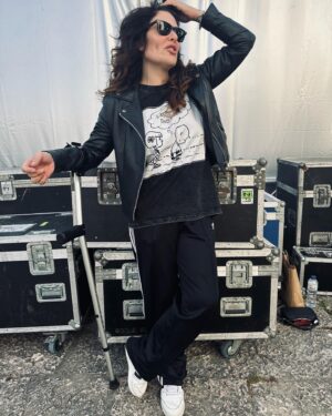 Sónia Tavares Instagram - Comunicado ao excelentíssimo público : antes de gastar dinheiro numa Tshirt que diga “𝒕𝒆𝒏𝒉𝒐 𝒖𝒎𝒂 𝒓𝒐𝒕𝒖𝒓𝒂 𝒅𝒆 𝒍𝒊𝒈𝒂𝒎𝒆𝒎𝒕𝒐𝒔 𝒏𝒐 𝒋𝒐𝒆𝒍𝒉𝒐“  venho por este meio comunicar-vos que, efectivamente, tenho uma rotura de ligamentos no joelho 😎 é uma rotura total do ligamento cruzado anterior, que requer cirurgia.  Agendei ser operada em Setembro, o que quer dizer que vou fazer toda a temporada de concertos de verão, lesionada.  Não consigo, nem posso, dar-me ao luxo de tirar umas férias de recuperação em pleno verão, e sobretudo, não quero.  Não será um joelho estragado que me vai agora demover de subir a um palco, depois de tanto que já passei, sem vocês fazerem ideia. Um dia conto, para me darem uns mimos extra ☺️Sei que a nossa música não vive há 30 anos de pulos e pulinhos, mas também vive um bocadinho. E eu também.  A sensação que tenho quando vos ponho, aos milhares, a cantar e aos saltos, é incomparável. Talvez me sinta um Sansão com um corte à tigela neste momento, talvez esteja a exagerar. Tenho dores, a fibromialgia não ajuda, mas acredito  que não será por isto que deixaremos de fazer a festa juntos e peço-vos, que deem um desconto a esta vossa amigalhaça, metade amiga, metade palhaça e que não deixem de aparecer, seja em que cidade for, para cantarmos em uníssono uma modinha do vosso agrado.  Um abraço e muito 
Obrigada a todos 
Hoje em Alcochete, para cantar a liberdade. 🙏❤️
